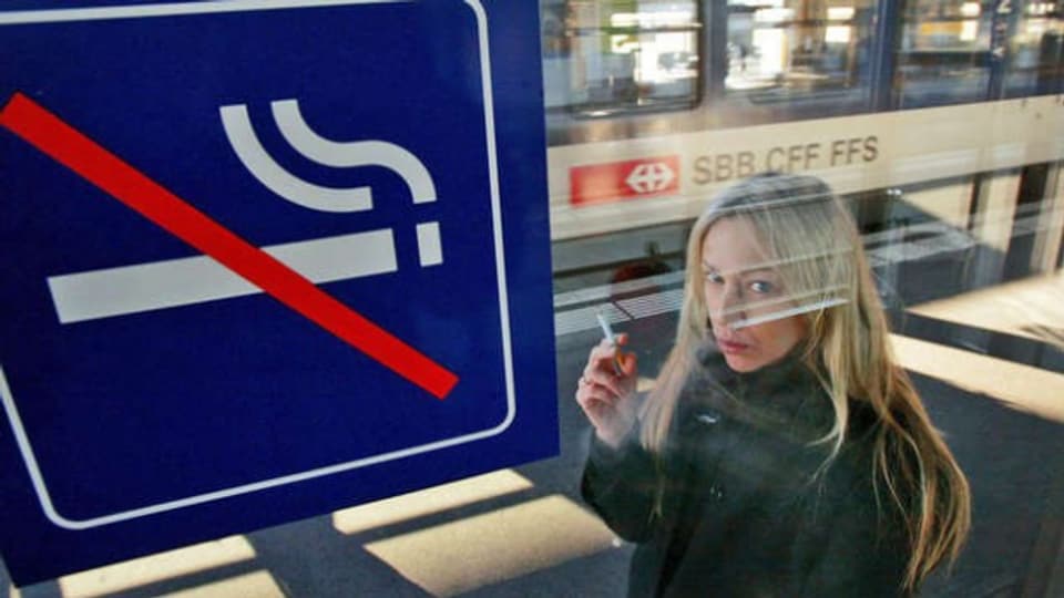 In sechs Schweizer Bahnhöfen gilt ab sofort ein Rauchverbot.