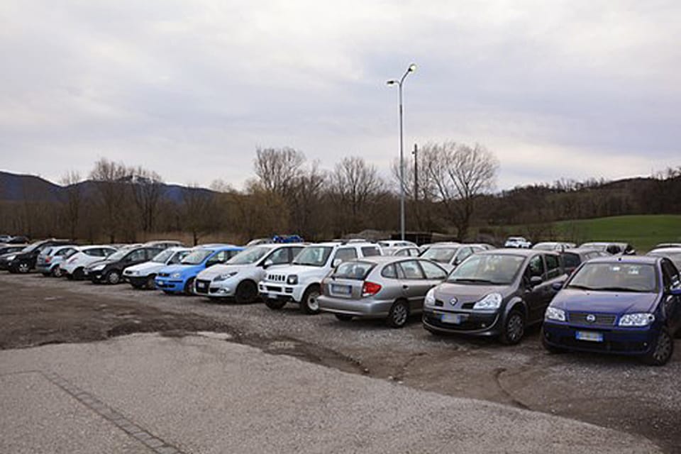 Autos werden auf allen freien Flächen parkiert.
