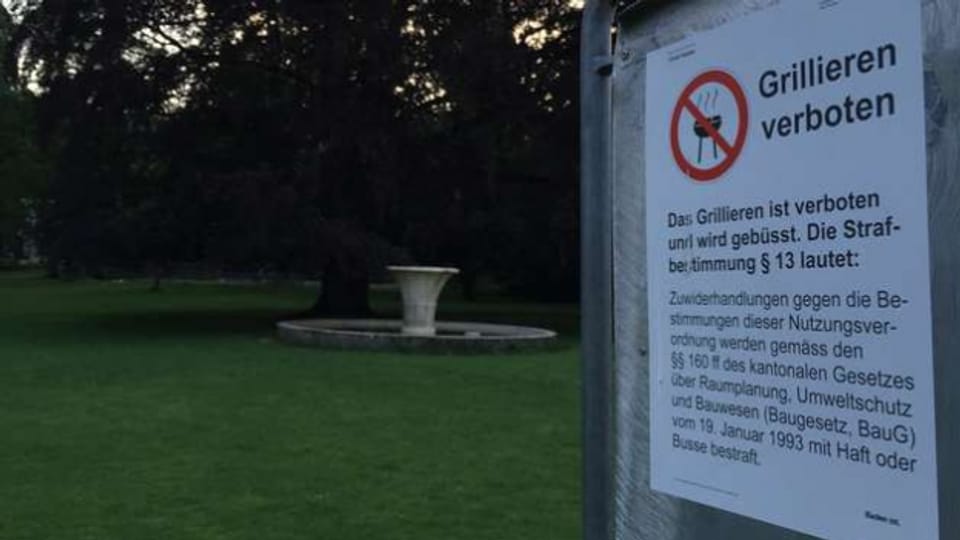 Plakate machen auf das Grillverbot im Badener Kurpark aufmerksam.