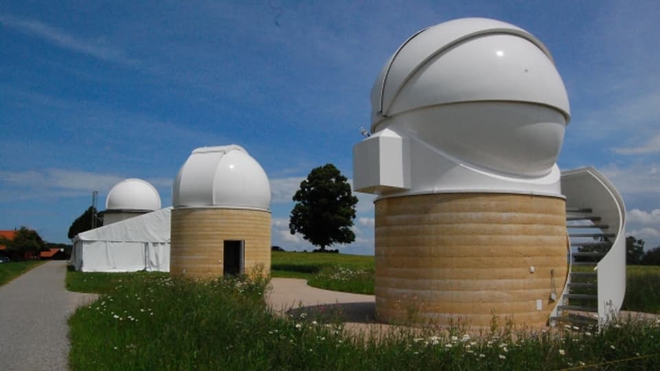 Mit dem Teleskop suchen Berner Forscher den Himmel ab.