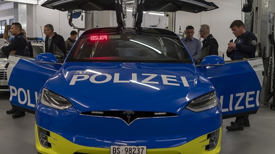 Ein Tesla für die Basler Polizei: Das erste der neuen Fahrzeuge.