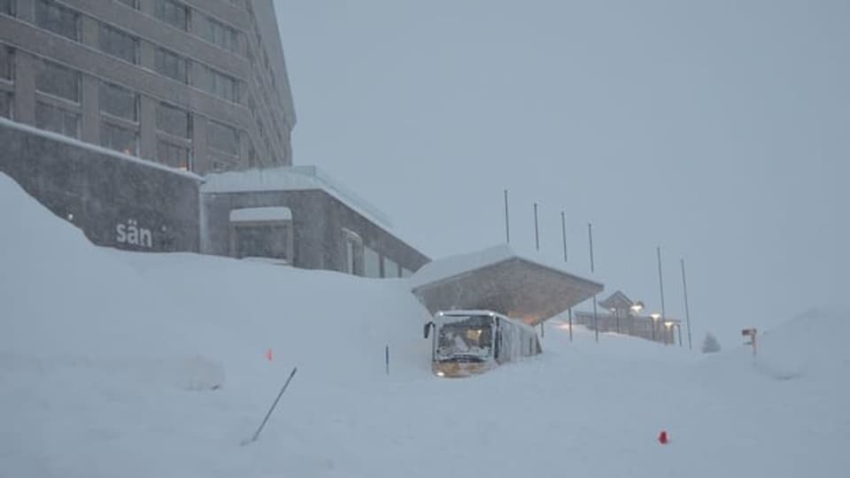 Die rieseigen Schneemassen haben Teile des Hotels Säntis beschädigt.