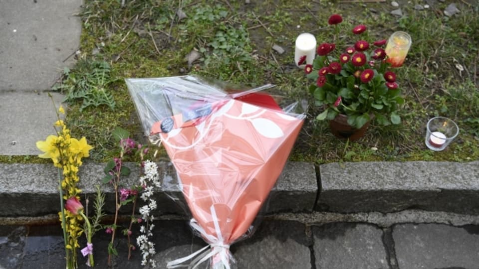Blumen und Kerzen am Tatort in Basel.