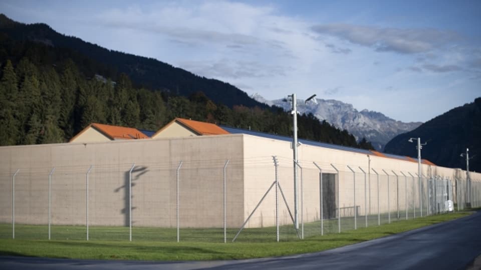 Hinter sieben Metern hohen Mauern: das neue Gefängnis in Cazis.