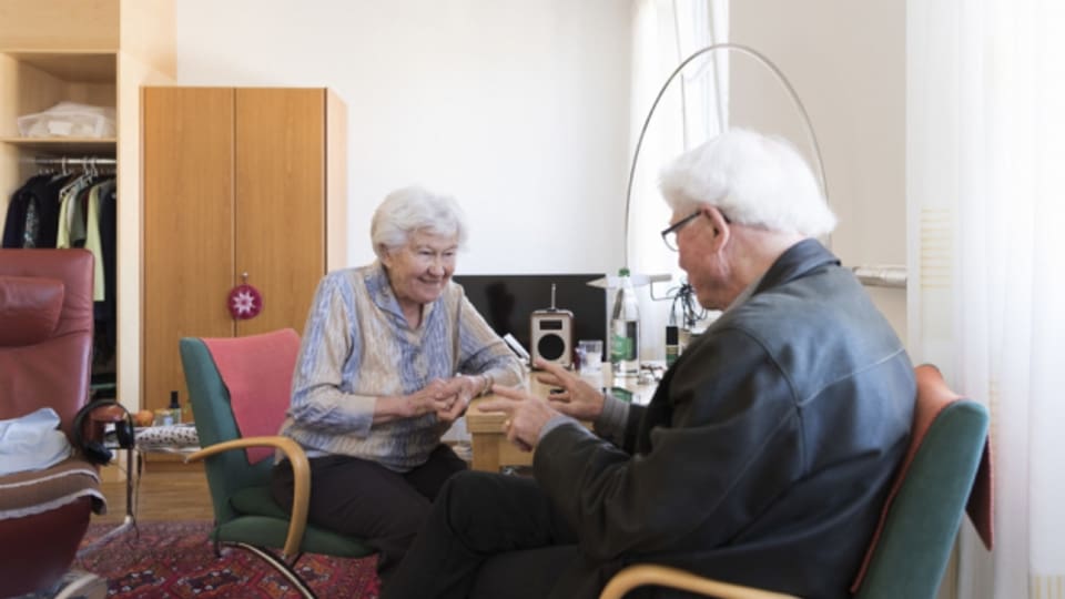Einfache Massnahmen können dazu führen, dass ältere Menschen länger in den eigenen vier Wänden leben können.