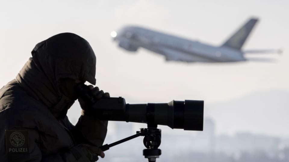 Ein Präzisionsschütze der Kantonspolizei Zürich überwacht den Flughafen.