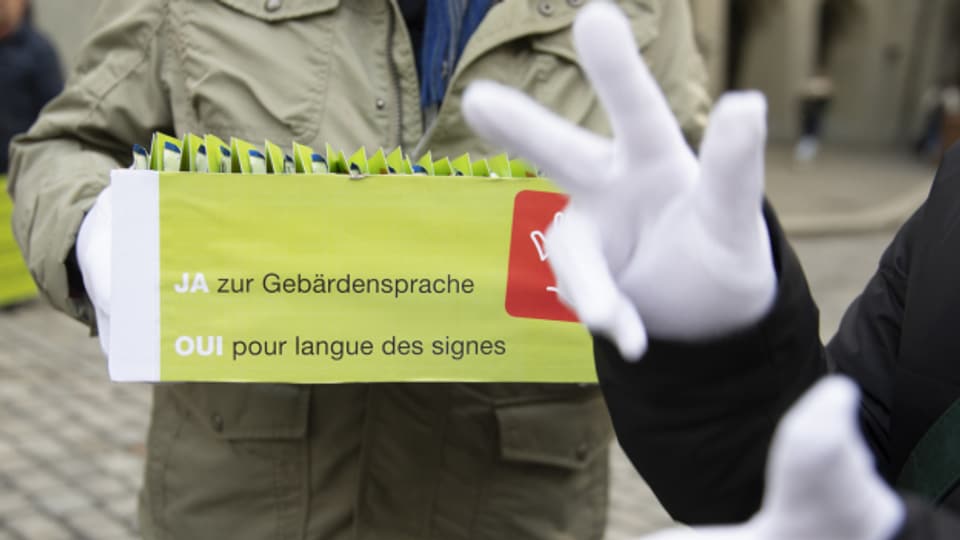 Diese Woche empfingen Gehörlose und Hörbehinderte die Parlamentarier des Kanton Berns mit einer Aktion, um auf ihr Anliegen aufmerksam zu machen.