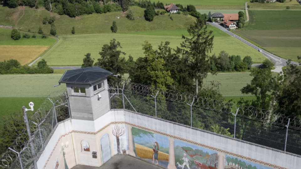 Blick über die Mauer der Justizvollzugsanstalt Thorberg.