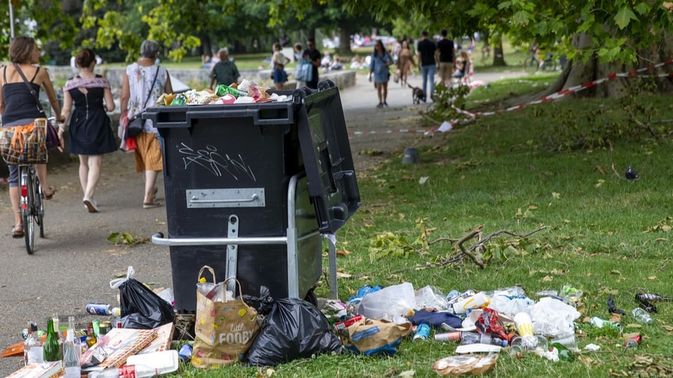 Wenn Abfall auf dem Boden liegt, müssen die Gemeinden für einen Grossteil der Kosten aufkommen.