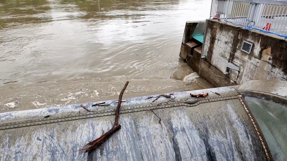 Hochwasser allenthalben: Sich jetzt in einem Boot einem Stauwehr zu nähern, ist keine gute Idee.