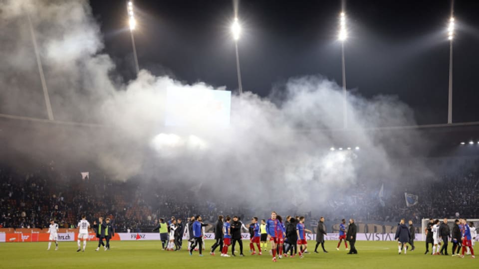 Rauch von Pyros über dem Stadion nach dem Spiel zwischen dem FC Zürich und dem FC Basel im Letzigrund Ende Oktober 2021