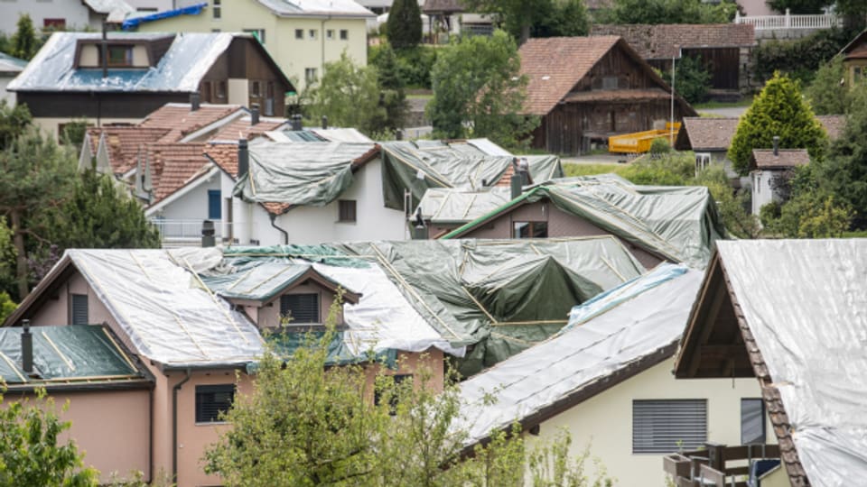 Das Unwetter hinterliess im Luzerner Hinterland abgedeckte Häuser und kaputte Solar-Anlagen.
