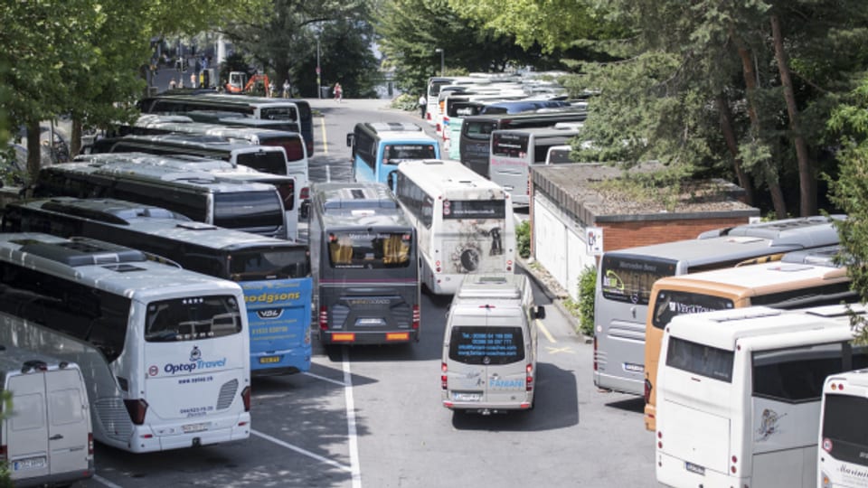 Die Cars sollen künftig in einem Parkhaus parkieren, von wo aus die Touristinnen und Touristen zu Fuss in die Stadt gelangen.