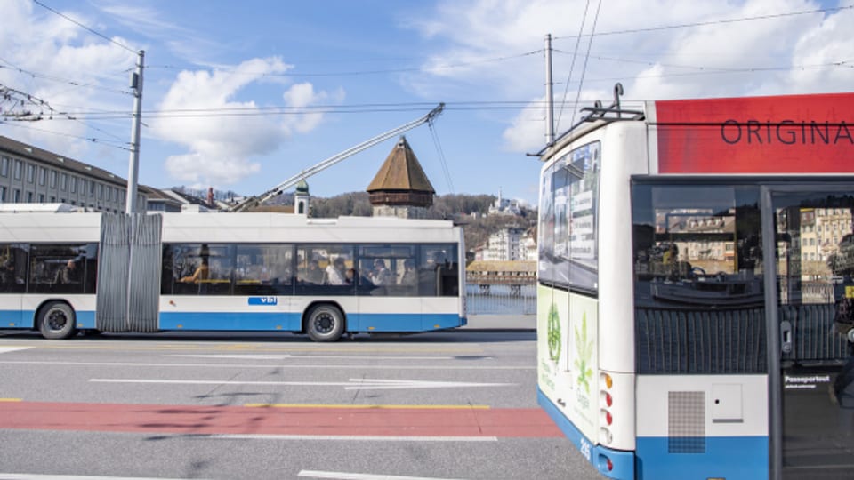 Dank einem Gutschein können Kinder und Jugendliche in Luzern billiger Busfahren.