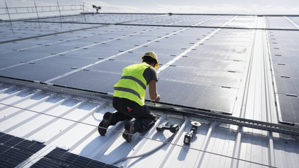 Auch private Firmen investieren in grosse Solaranlagen und liefern Strom für zahlreiche Haushalte.