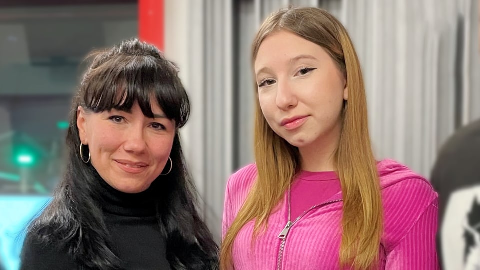 Olena (links) und Kateryna Kyselova machen in Basel Radio und erklären ihren Landsleuten unter anderem den «Znüni».