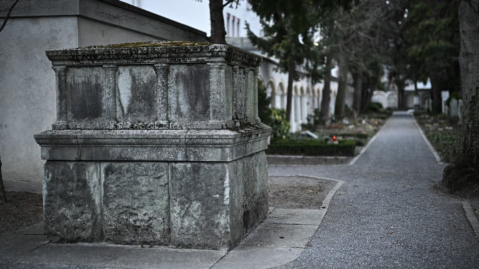 Blick auf ein von Nationalsozialisten im Jahr 1938 errichtetes Soldaten-Denkmal auf dem Friedhof Daleu in Chur.