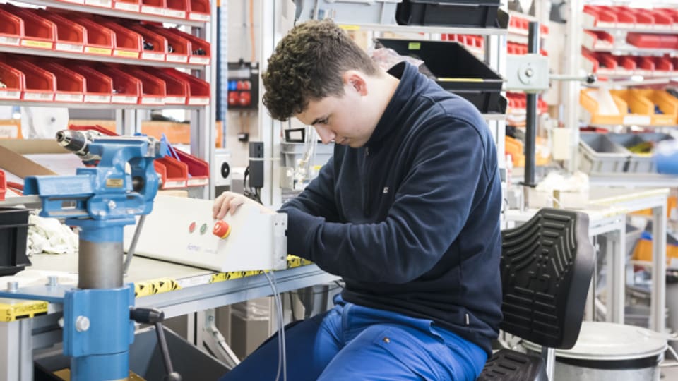 Ein Automatiker-Lehrling bei seiner Arbeit.