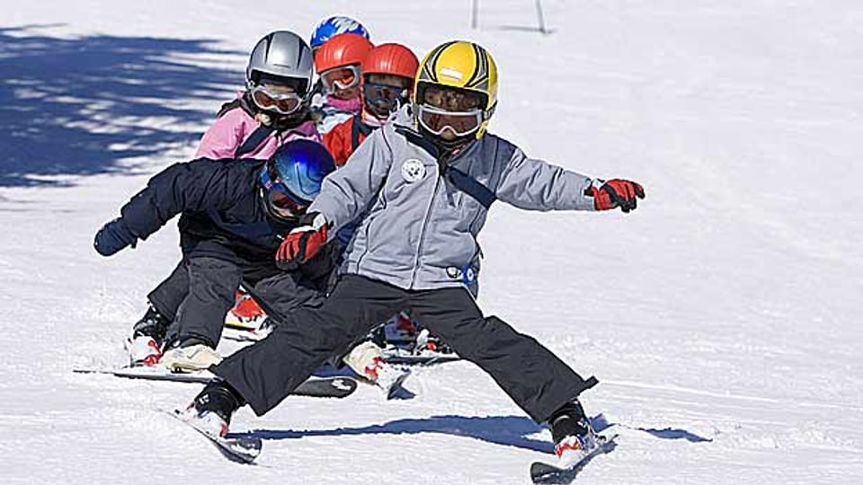 Eines der Sonderangeboten: In Arosa soll die Skischule für die Kleinen gratis sein.