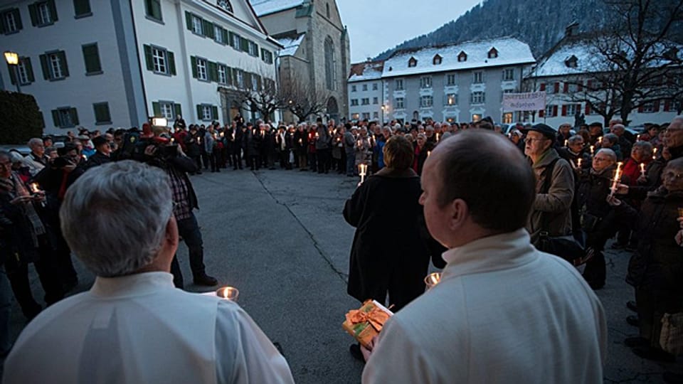 Unterstützer der «Pfarrei-Initiative» vor dem Sitz des Bischofs von Chur.