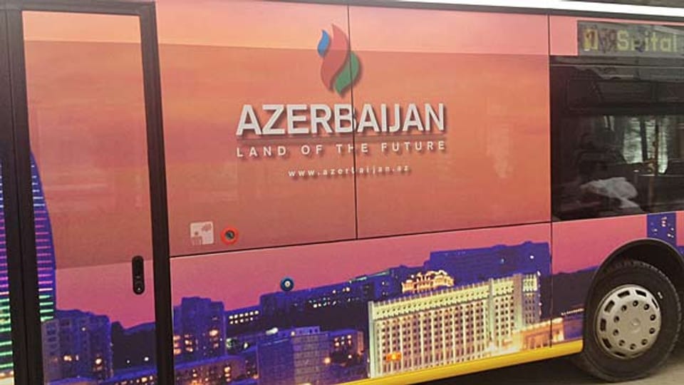 Während des WEF werden in Davos solche Busse mit Werbung für das umstrittene Land Aserbaidschan zu sehen sein