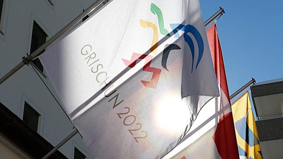 Ausgedient: Olympia-Fahne über dem Rathaus St. Moritz