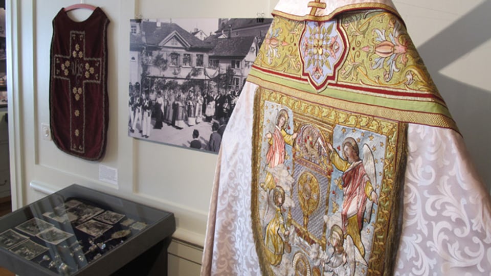 Eine Ausstellung zeigt typische Männerberufe wie den Priester.