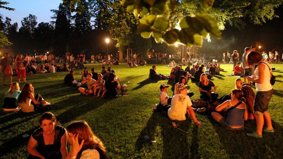 Viele Menschen halten sich an den lauen Sommerabenden im Freien auf.