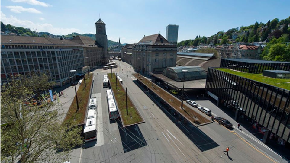 Am St. Galler Bahnhofplatz bieten drei verschiedene ÖV-Betreiber ihre Dienste an