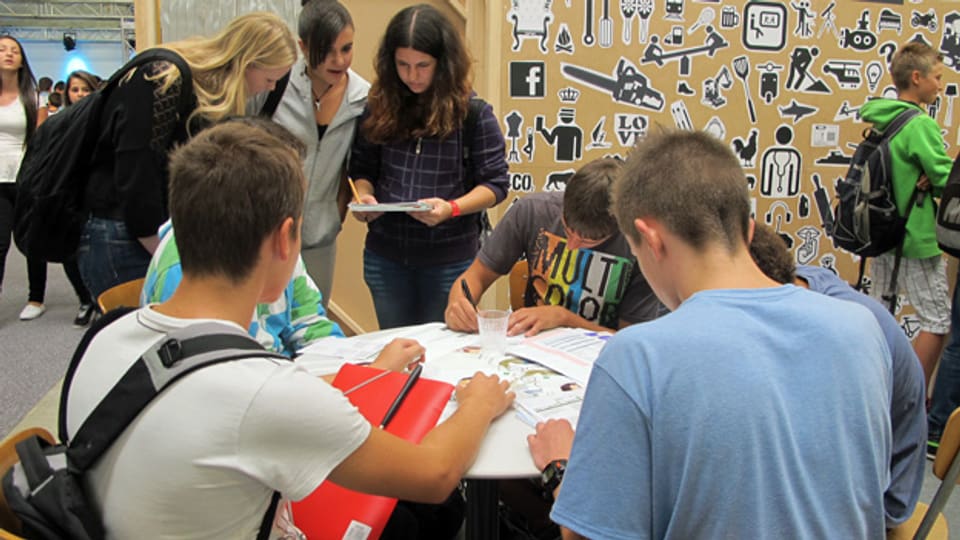 Jugendliche informieren sich an der Ostschweizer Bildungs-Ausstellung.