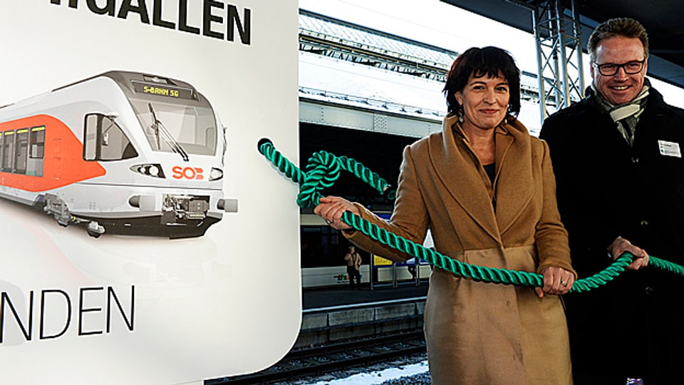 Die Bundesrätin Doris Leuthard weiht die neue St. Galler S-Bahn ein.