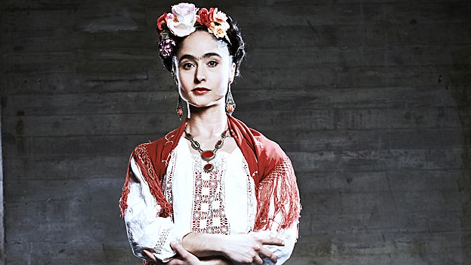 Die Tänzerin Zaida Ballesteros Parejo spielt Frida Kahlo.