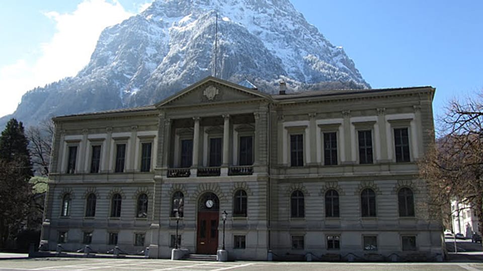 Gemeinden sollen in Zukunft für Dienstleistungen der kantonalen Verwaltung bezahlen. Im Bild das Rathaus von Glarus.