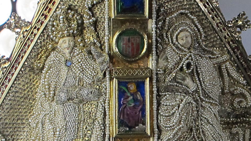 Die Mitrag besteht aus vergoldetem Silber, Seide, Leinen, Perlen, Gold und Silberfäden.