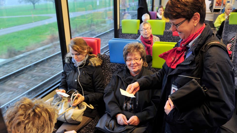 Reisende sitzen im Zug