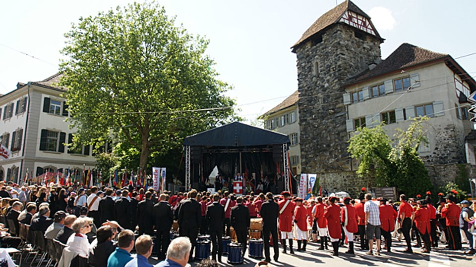 Der Festakt beim Eidgenössischen Tambouren- und Pfeiferfest vor dem Schloss Frauenfeld.