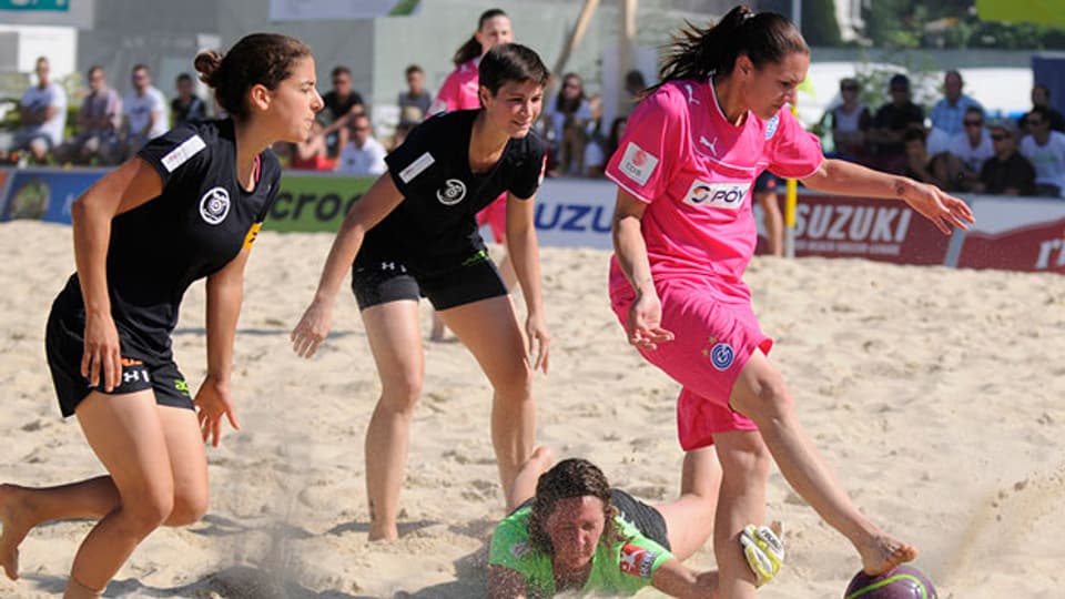 Die Fussballerinnen gehen, der Sand bleibt: Neu soll darauf Volleyball gespielt werden.