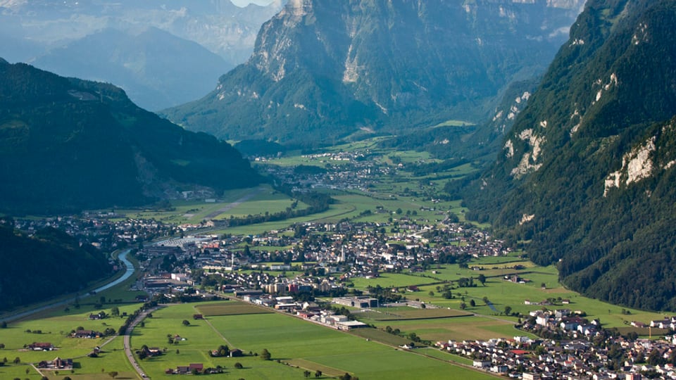 Blick auf einige Dörfer der Gemeinde Glarus Nord.