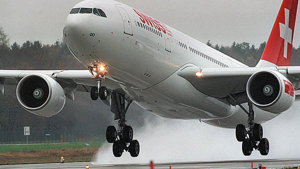 Ein Flugzeug startet auf einer Piste am Flughafen Zürich.