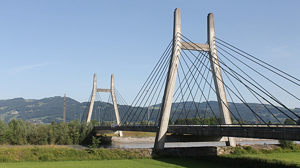 Über die Rheinbrücke rollen täglich tausende von Fahrzeugen