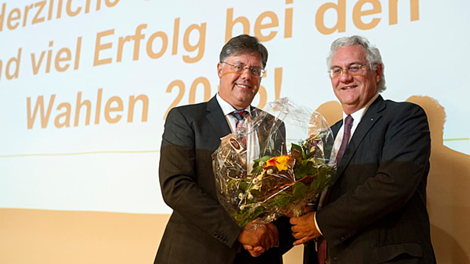 St. Galler SVP Präsident Herbert Huser (l.) gratuliert Thomas Müller (r.) zur Nomination.