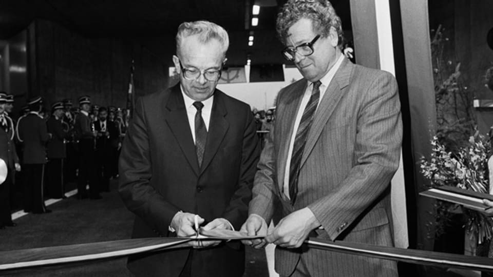 Bundesrat Schlumpf und der Glarner Baudirektor Rhyner bei der Tunneleröffnung 1986.