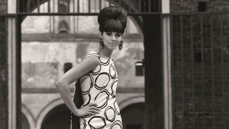 Stoffe aus dem Glarnerland für die Haute Couture im Jahre 1963.