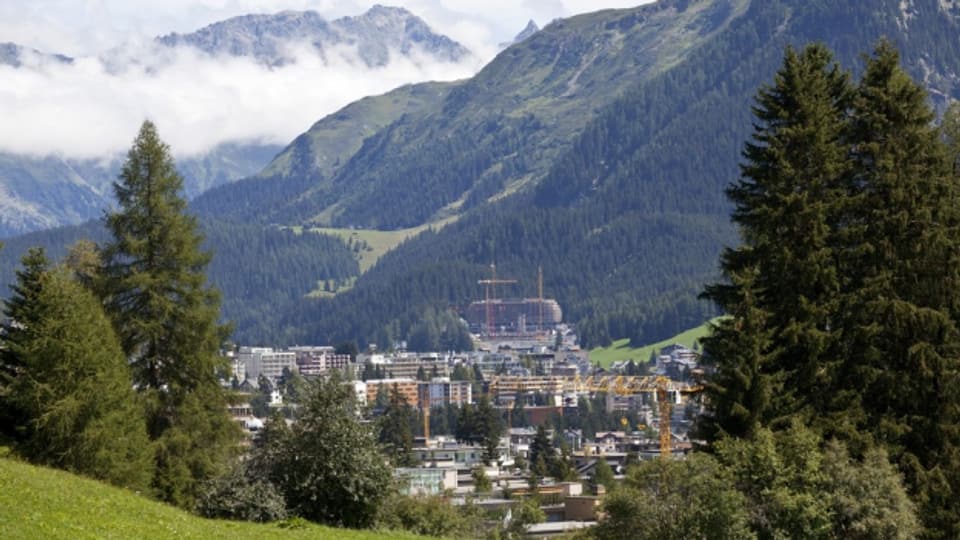 Blick auf Davos und die Alpen.