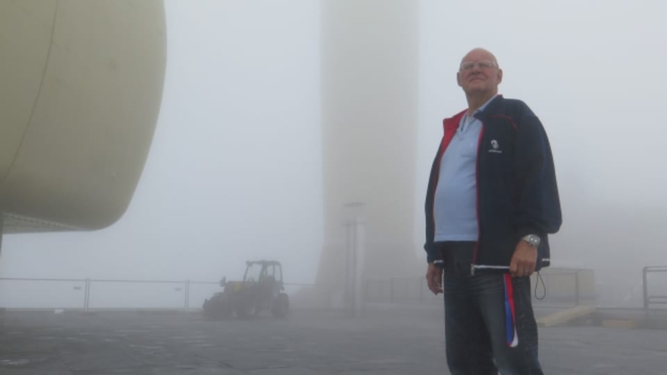 Bei Nebel ist die Wetterbeobachtung schnell erledigt: Willy Kobler auf der Säntis-Terrasse.