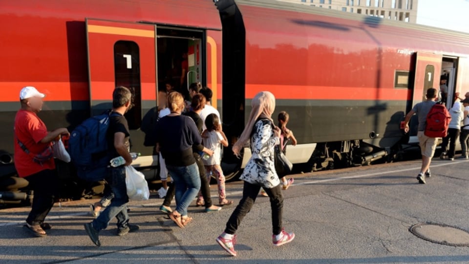 Flüchtlinge besteigen in Wien den Zug