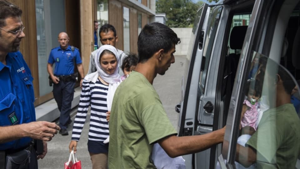 Eine Flüchtlingsfamilie wird in das Bundeszentrum nach Altstätten gebracht.