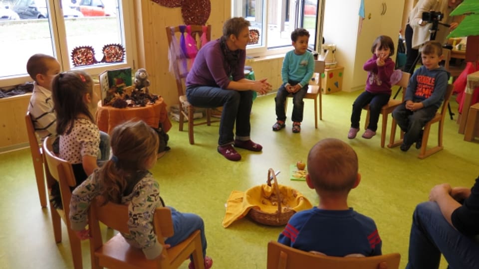 Kinder mit einem Migrationshintergrund lernen in der Sprachspielgruppe Deutsch.