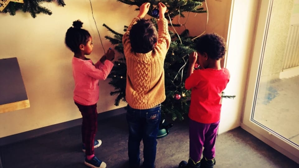 Die Kinder und auch Erwachsenen im Wohnfoyer in Wil können wählen, ob sie helfen wollen, den Christbaum zu schmücken.