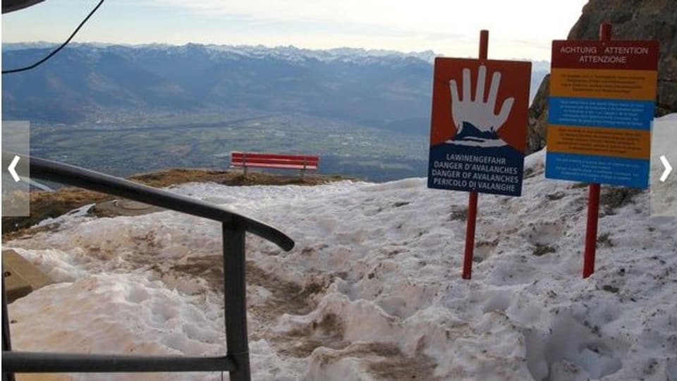 Mit Tafeln werden die Wanderer auf dem Hohen Kasten vor den Gefahren gewarnt. Verbieten dürfen die Bergbahnen die Benutzung der Wege nicht. Dies liegt in der Kompetenz der Bezirke.